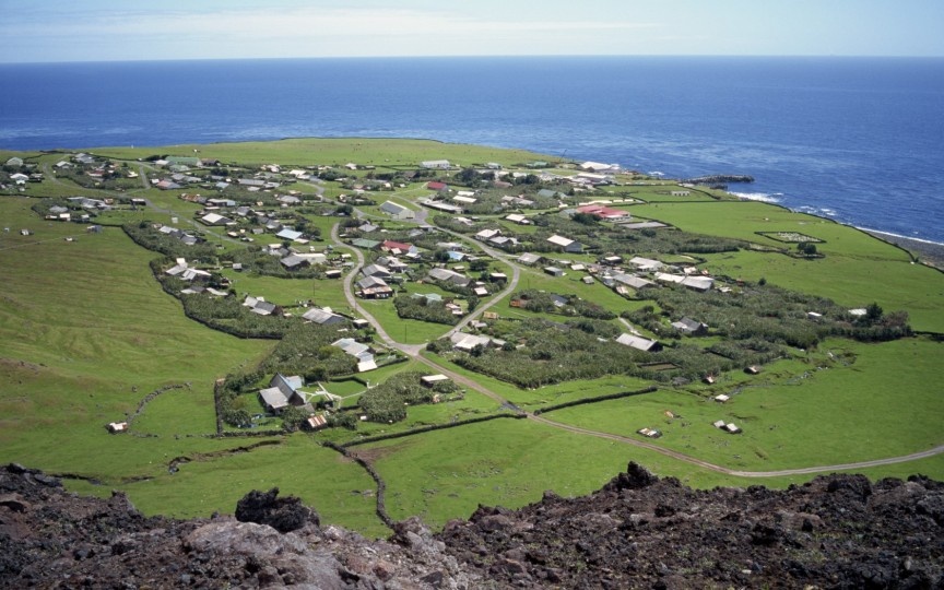 Khám phá đảo Tristan da Cunha, Lãnh thổ hải ngoại thuộc Anh: Được nhà thám hiểm người Tây Ban Nha Tristao da Cunha phát hiện vào năm 1506, Tristan da Cunha là một trong những nơi xa xôi nhất trái đất, do vùng đất gần nhất cách đảo tới hơn 2.800 km. Hòn đảo chỉ có chưa tới 300 người sinh sống và không có sân bay. Bên cạnh đó, người địa phương khá dè dặt khi đón tiếp du khách. Bạn cần thông báo mục đích chuyến đi và chờ chính quyền đảo xét duyệt.