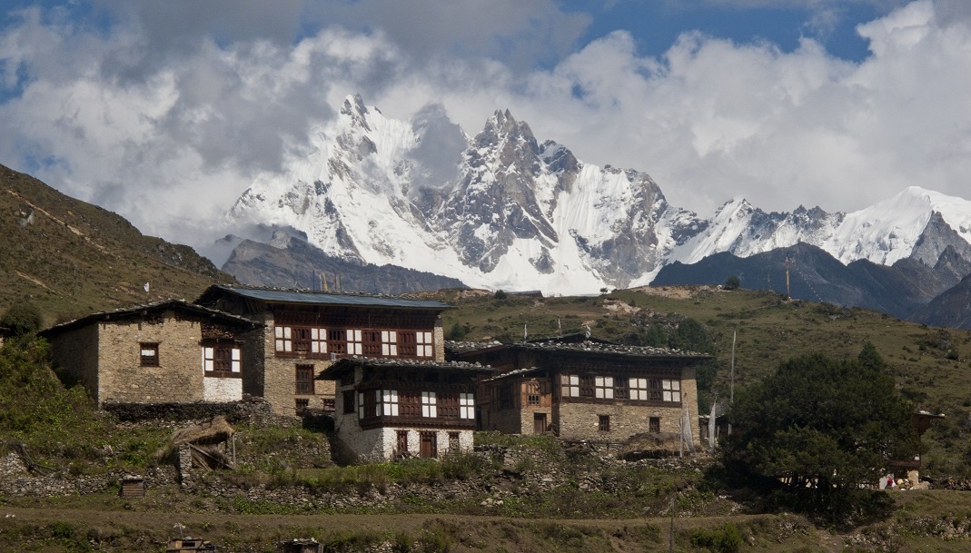 Gangkhar Puensum là núi cao nhất Bhutan, với chiều cao khoảng 7.570 m và bị cấm trèo từ năm 1994 do chính phủ tuyên bố đây là nơi ở thiêng liêng của thánh thần. Bạn vẫn có thể chiêm ngưỡng ngọn núi từ xa và khám phá đất nước xinh đẹp này bằng đường bộ, hoặc chèo thuyền qua sông Drangme Chhu ở Zanskar.