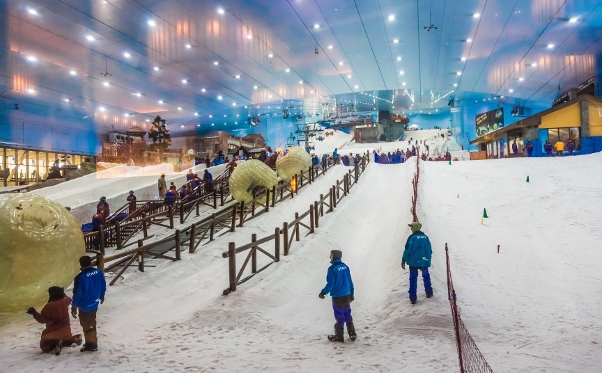 Ski Dubai: Bạn thích trượt tuyết? Tin xấu là Dubai được xây dựng trên sa mạc. Tuy nhiên, đây là thành phố của các đại gia, tất nhiên là họ có khu trượt tuyết khổng lồ trong nhà. Nằm trong khuôn viên siêu thị Mall of the Emirates, khu trượt tuyết này có cả sườn núi dốc, cáp treo phục vụ du khách.