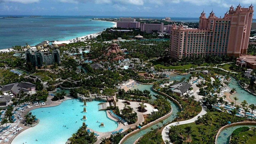 Công viên nước Aquaventure và Wild Wadi: Với diện tích rộng tới không tưởng, cùng nhiều trò chơi ấn tượng, du khách sẽ thấy như lạc vào một thế giới khác ở hai công viên nước này.