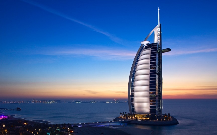 Burj Al Arab: Được nghỉ một đêm tại khách sạn 7 sao duy nhất trên thế giới này sẽ đem lại cho du khách những trải nghiệm khó quên. Ngoài căn phòng sang trọng nhìn ra biển, du khách còn được sử dụng iPad dát vàng và đi tour thành phố bằng Rolls Royce.