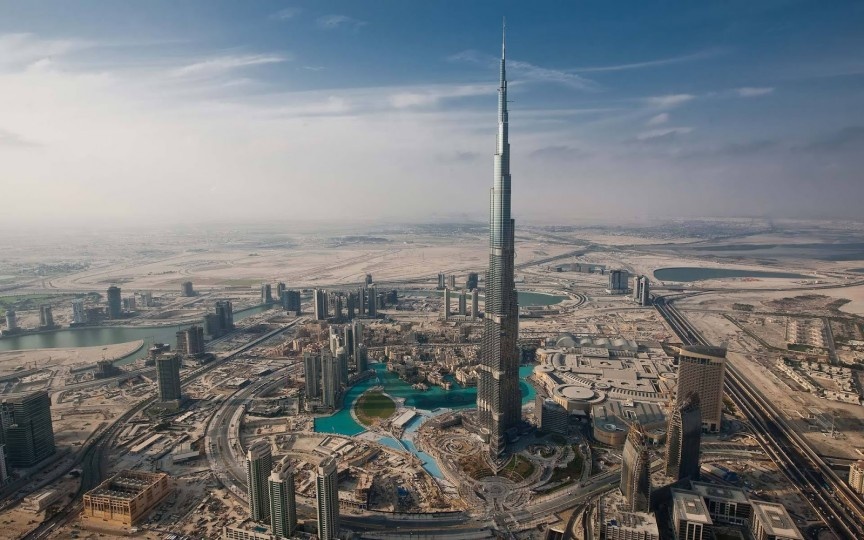 Tháp Burj Khalifa: Nằm ở khu Downtown Dubai, Burj Khalifa hiện đang nắm giữ danh hiệu công trình nhân tạo cao nhất thế giới với chiều cao 829,8 m. Đây cũng là một trong những biểu tượng của Dubai. Du khách có thể ngắm toàn cảnh thành phố ấn tượng này từ đài quan sát ở tầng 124.