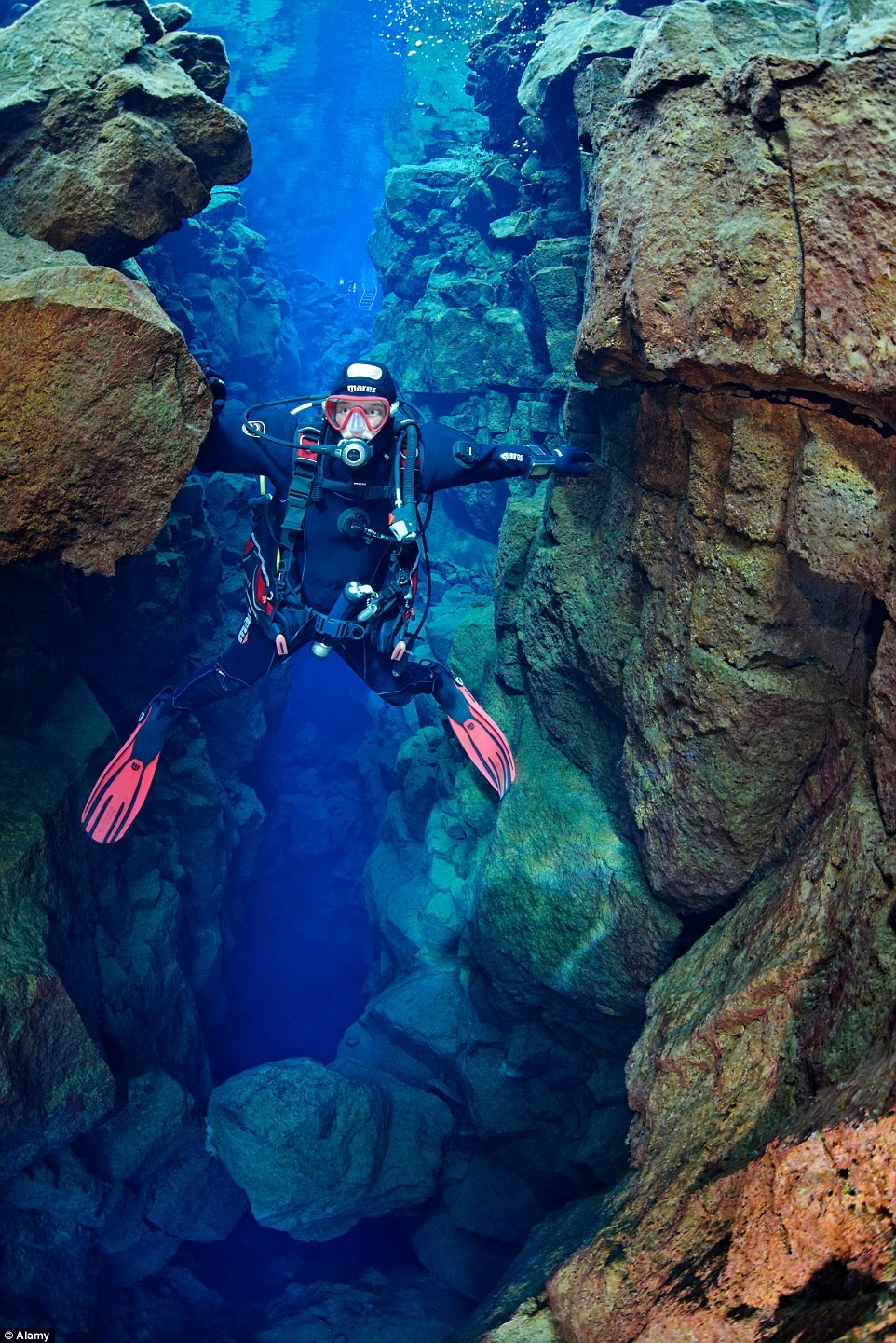 Nước ở đây trong tới mức du khách có thể tầm nhìn lên tới 100 m. Nhiệt độ nước tại đây duy trì ở khoảng 2-4 độ C suốt năm.