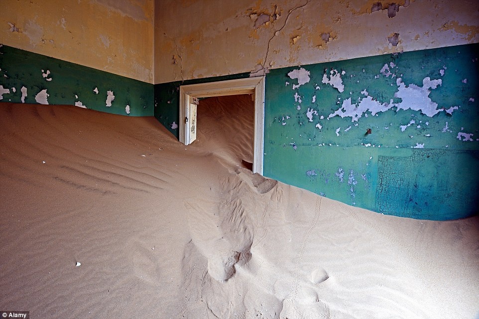 Kolmanskop, Namibia: Nơi đây từng là nhà của hàng trăm thợ đào kim cương người Đức đến tìm kiếm vận may ở sa mạc của Namibia.  Gần 100 năm sau thời kỳ hoàng kim, giờ đây thị trấn này đã trở nên hoang vu.