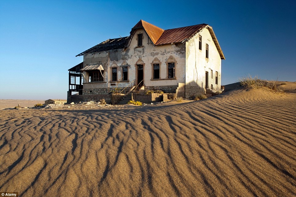 Du khách và các nhiếp ảnh gia đổ về đây để tham quan nơi từng là ốc đảo thiên đường của người Đức, giờ đang dần bị sa mạc nuốt chửng.
