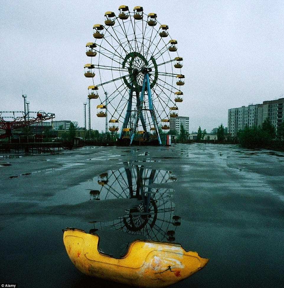 Chernobyl, Ukraine: Trong những năm gần đây, lượng khách tới thăm khu vực từng chịu thảm họa hạt nhân này đã tăng lên đáng kể, với khoảng 10.000 lượt khách mỗi năm. Du khách phải trình giấy tờ ở nhiều trạm kiểm soát trên đường tới đây trên xe bus của công ty du lịch.