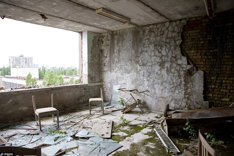 Khi tới Chernobyl, du khách không được chạm vào bất cứ thứ gì, không được ăn hay uống những gì không đem từ ngoài vào, thậm chí còn không được ngồi bệt xuống đất. 