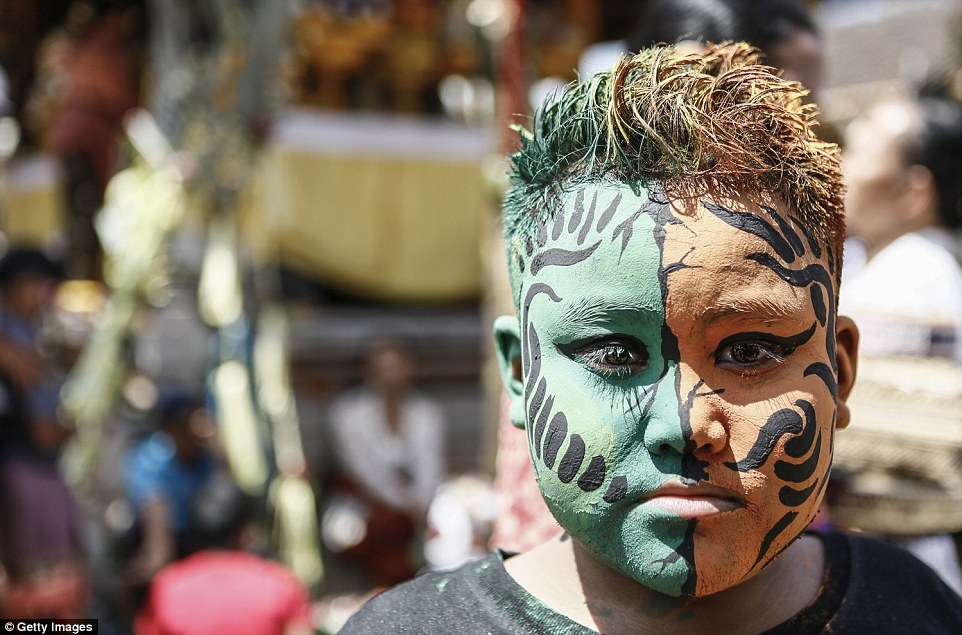 Dù không có quy định bắt buộc về giới tính, phần lớn người tham gia đoàn diễu hành là trẻ em hoặc các nam thiếu niên.