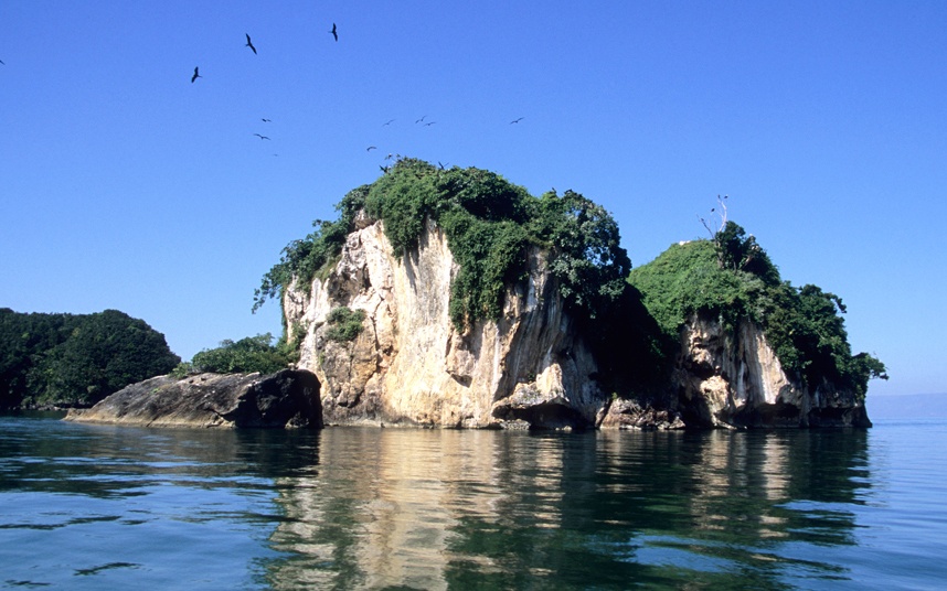 Công viên quốc gia Los Haitises (Cộng hòa Dominican): Cộng hòa Dominica là một bí ẩn với nhiều du khách. Nằm ở bờ Đông Bắc, công viên quốc gia Los Haitises chỉ có thể được tiếp cận bằng thuyền với một công ty du lịch được cho phép chính thức. Những khối đá có hình thù độc đáo và các đầm lầy rừng đước trù phú của khu vực này hấp dẫn các du khách thích trải nghiệm.
