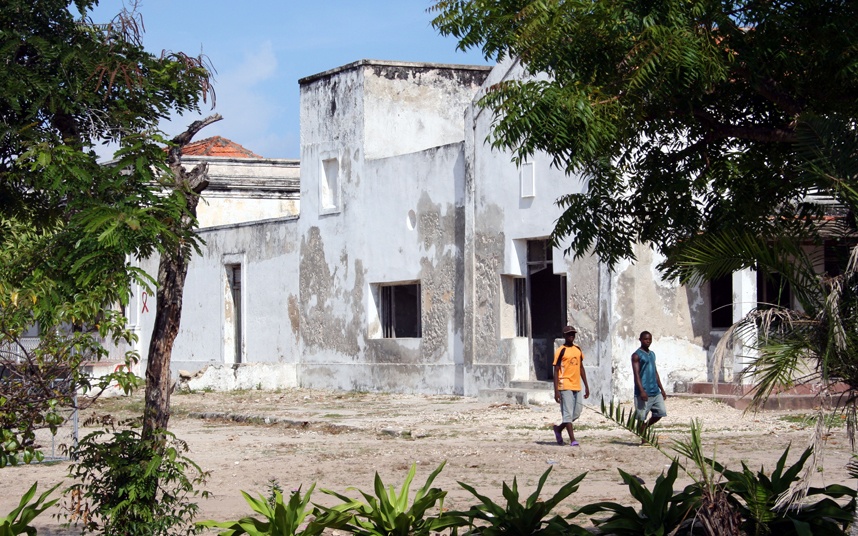 Đảo Ibo (Mozambique): Thuộc quần đảo Quirimbas ở Ấn Độ Dương, Ibo là một trong những dấu chân lớn của Bồ Đào Nha ở châu Phi. Sau năm 1974, nơi này bị bỏ lại bên lề lịch sử. Sau 4 thập kỷ, các nhà thờ, pháo đài và nhà dân đã bạc màu, một số được cải tạo thành khách sạn đón du khách tới tham quan. 