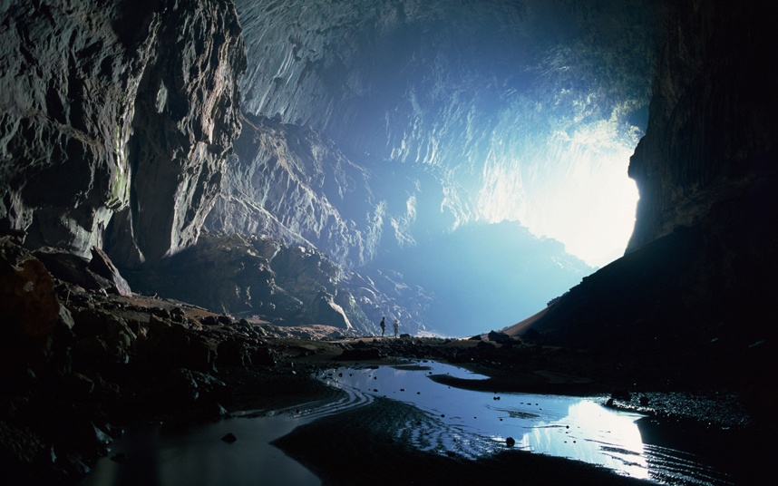 Công viên quốc gia Gunung Mulu (Malaysia): Nằm ở phía bắc Sarawak, Công viên quốc gia Gunung Mulu có một trong những hệ thống hang động ấn tượng nhất thế giới. Trong đó, hang Deer thuộc hàng lớn nhất thế giới với những hành lang khổng lồ, có thể chứa được vài chiếc Boeing 747 bên trong. Cảnh tượng đặc biệt nhất là khi đàn dơi ào ra khỏi miệng hang đi kiếm mồi vào lúc hoàng hôn.