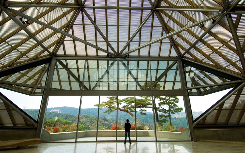 Bảo tàng Miho (Nhật Bản): Nằm ở thị trấn Shigaraki, gần Kyoto, bảo tàng này có các hiện vật châu Á và châu Âu phong phú. Tuy nhiên, điều ấn tượng nhất là thiết kế của bảo tàng dưới bàn tay tài hoa của kiến trúc sư I.M. Pei nổi tiếng. Phần lớn bảo tàng nằm trong vách núi, với những tường kính và trần trong suốt để lấy ánh sáng tự nhiên. 