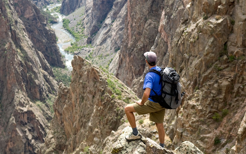 Hẻm núi Black của Gunnison (Mỹ): Nằm sâu trong vùng hoang dã của Clolorado, thuộc công viên quốc gia Gunnison, hẻm núi Black giống như một phiên bản mini của hẻm núi Grand, với những vách đá xám cao hơn 800 m soi bóng xuống dòng sông Gunniso cuộn trào. Nhiều nơi hẹp tới mức ánh nắng chỉ xuống đáy được vào lúc giữa trưa. Phía trên, những con đại bàng bay lượn. Nơi đây có những con dốc dựng đứng và các nền đá cổ nhất Bắc Mĩ, thích hợp với những người mê leo núi có kinh nghiệm và thể lực tốt.