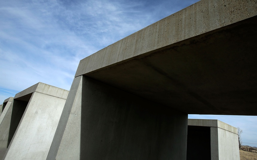 Marfa, Texas (Mỹ): Marfa khiến nhiều người bất ngờ bởi Texas không phải là nơi người ta mong đợi có các tác phẩm nghệ thuật dọc con đường đầy cát bụi. Nằm ở sa mạc Chihuahuan, cách biên giới Mexico chưa đầy 100 km, thị trấn dọc đường tàu này đã được nghệ sĩ người New York, Donald Judd, hồi sinh. Hàng loạt tác phẩm điêu khắc, sắp đặt, và bảo tàng nghệ thuật đương đại Chinati đã biến Marfa thành một điểm hẹn nghệ thuật hút khách.