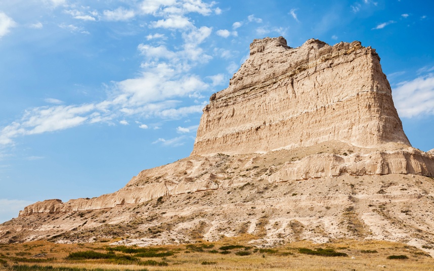 Núi đá Scotts Bluff, Nebraska, (Mỹ): Núi đá khổng lồ sừng sừng giữa đồng cỏ khô cằn thu hút du khách thích vẻ đẹp hoang dã của nước Mỹ. Bạn có thể trèo lên đỉnh núi để ngắm nhìn hoang mạc trải dài với dòng sông Bắc Platte uốn lượn.