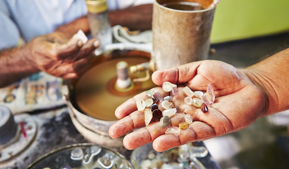 Nhiều khu đào vàng và đá quý, ngay cả ở những vùng hẻo lánh, cũng có các khu trại cho du khách ở. Bạn chỉ cần xin giấy phép khai thác (miễn phí và được phát bản đồ, các tờ thông tin cần thiết) để có thể theo đuổi giấc mộng tìm kho báu của mình.