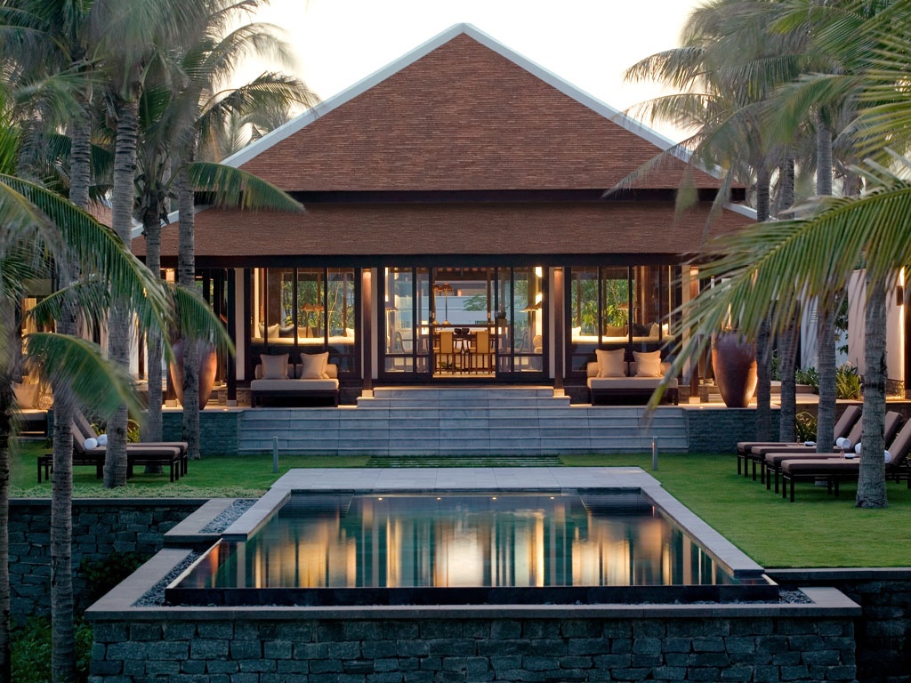 Các khu nghỉ dưỡng hạng sang ở Việt Nam được đánh giá cao bởi thiết kế hòa hợp với thiên nhiên, kết hợp tinh tế giữa nét cổ điển của phương Đông và hiện đại của phương Tây.