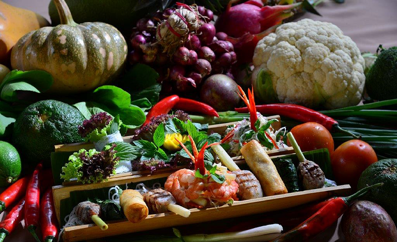 Với nguyên liệu phong phú và tươi ngon, những đầu bếp đã tạo ra các món ăn kết hợp hoàn hảo giữa hương vị phương Đông và cách chế biến phương Tây, đem lại cho du khách trải nghiệm ẩm thực hoàn hảo.