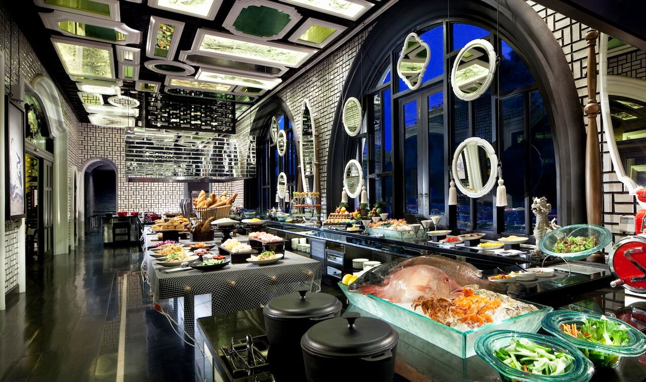 Ẩm thực hấp dẫn: Việt Nam được đánh giá là một trong những quốc gia có nền ẩm thực độc đáo và tuyệt vời nhất thế giới.