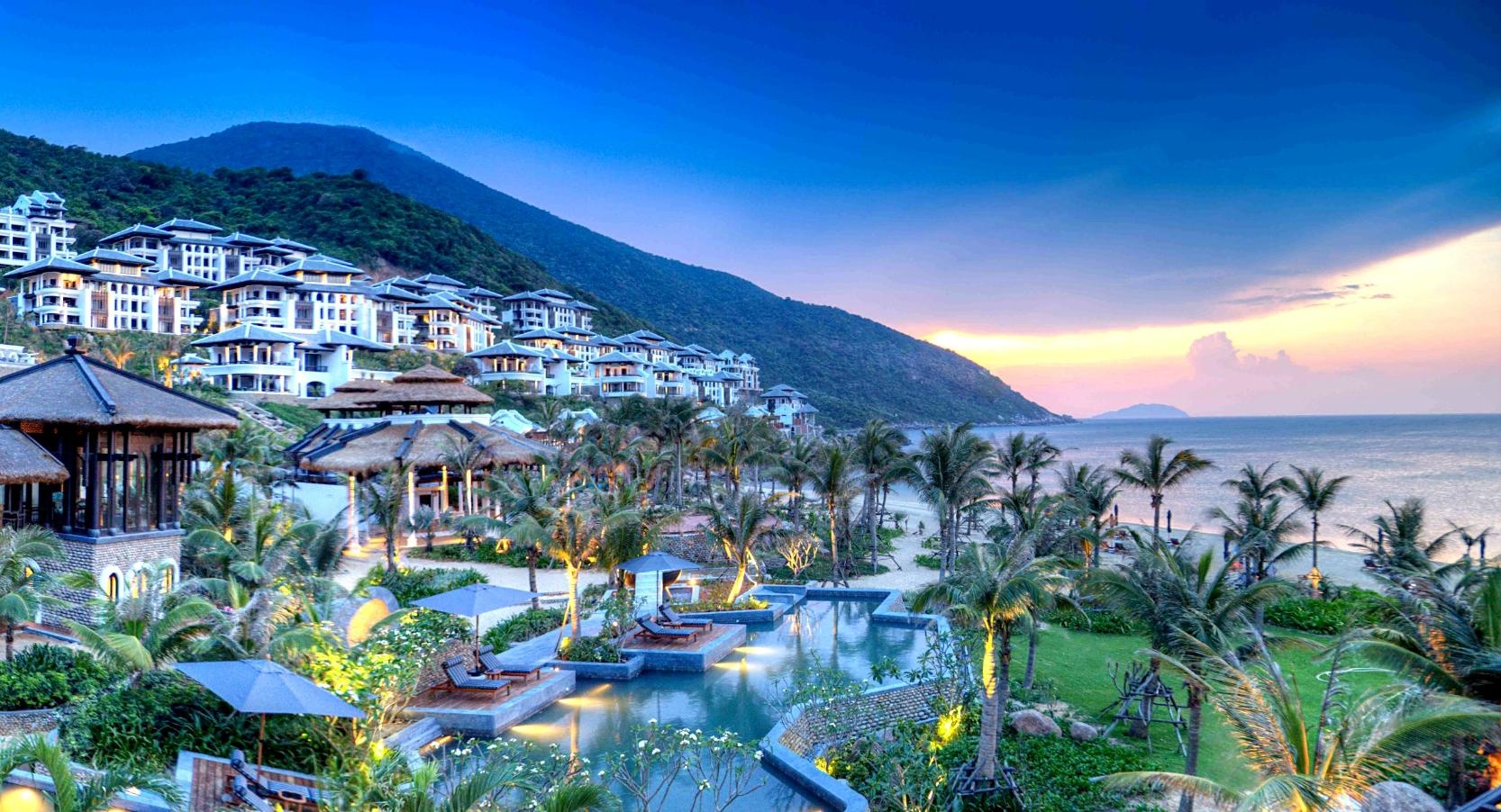 Việt Nam có nhiều resort, khách sạn sang trọng được du khách quốc tế yêu thích, trong đó phải kể đến InterContinental Danang Sun Peninsulaa tại Đà Nẵng với giải thưởng danh giá 