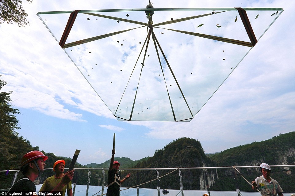 Mỗi tấm kính vuông được làm từ 3 lớp kính siêu cường lực, có thể chịu được sức nặng lên tới 10 tấn.