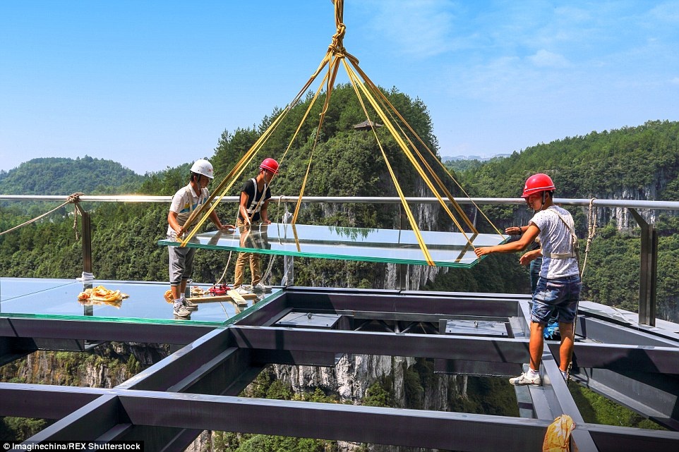 Vươn dài 8 m từ sườn núi Tian Sheng San Qiao, đài quan sát nằm ở độ cao 250 m so với mặt đất, 1.200 m so với mực nước biển.