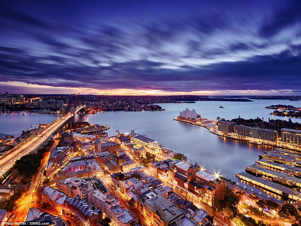 Bình minh Sydney, Australia: Chụp từ một trong những điểm cao nhất Sydney, Reiffer chụp lại bầu trời khi màn đêm đang nhường chỗ cho buổi sáng, khi người dân đang dần thức dậy.