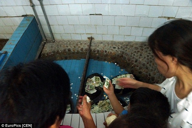 Những bức ảnh chụp vào ngày 24/8 cho thấy lưng của những con rùa phủ đầy tiền và chúng có vẻ bối rối. Tiền thả vào lồng chủ yếu là những đồng tiền một nhân dân tệ, ngoài ra còn có các đồng xu với nhiều mệnh giá khác nhau.