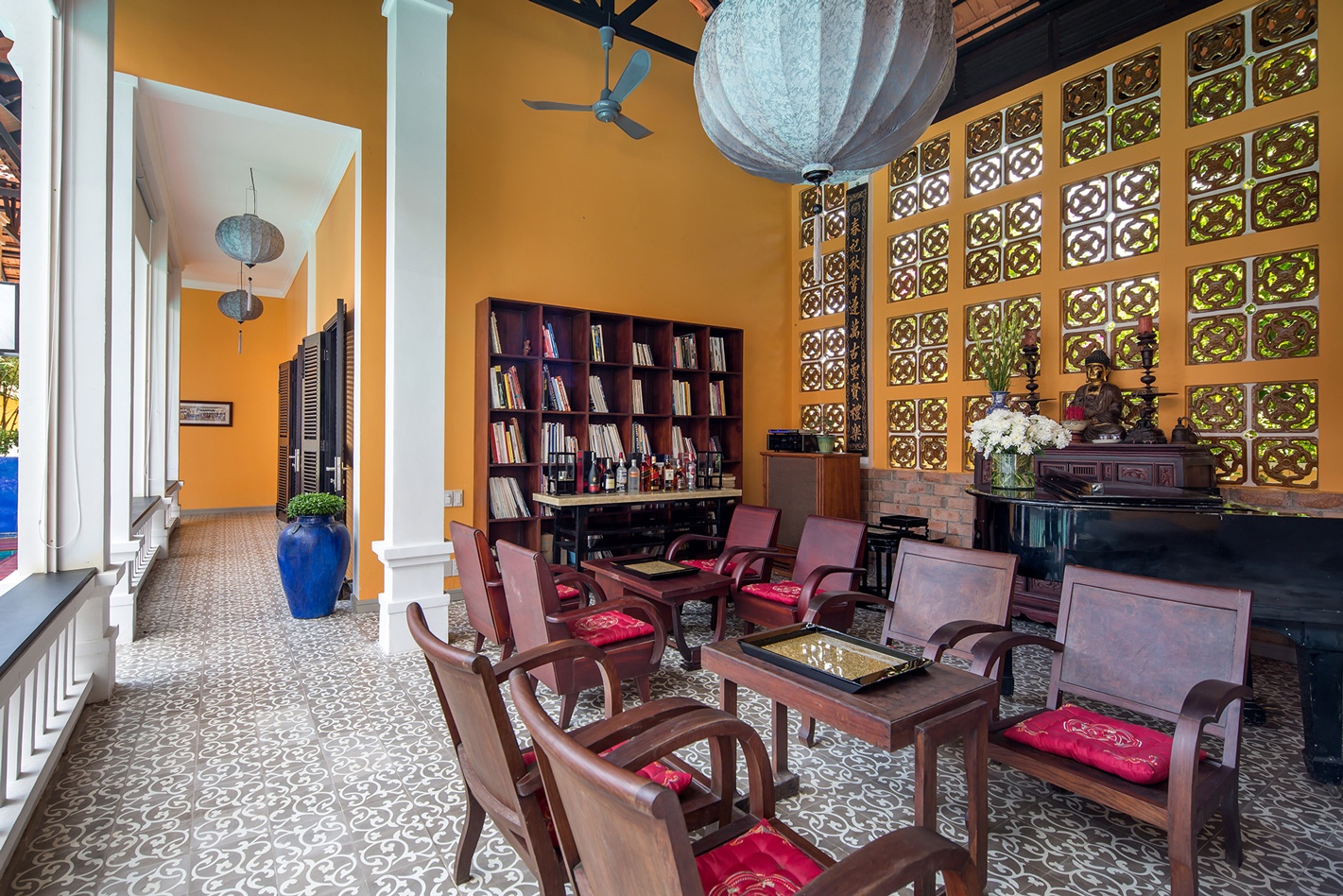 Với vườn cây xanh mát, bể bơi xinh xắn cùng không gian thanh tĩnh, bạn có thể thả hồn đọc sách, thưởng trà, nghe nhạc, lánh xa khỏi ồn ào, bụi bặm, ngủ một giấc êm đềm và thức dậy trong tiếng chim hót.