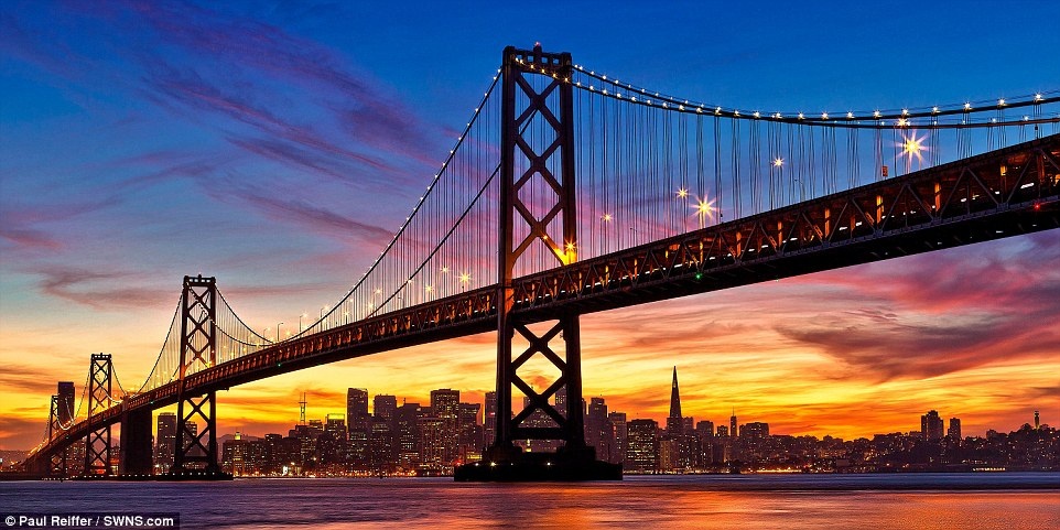 Hoàng hôn ở cầu Bay, San Francisco, Mỹ: Cầu Bay lộng lẫy trên nền trời San Francisco và màu cam của hoàng hôn. Bức ảnh được chụp từ đảo Treasure, một công trình nhân tạo được xây dựng để du khách có thể chiêm ngưỡng San Francisco.