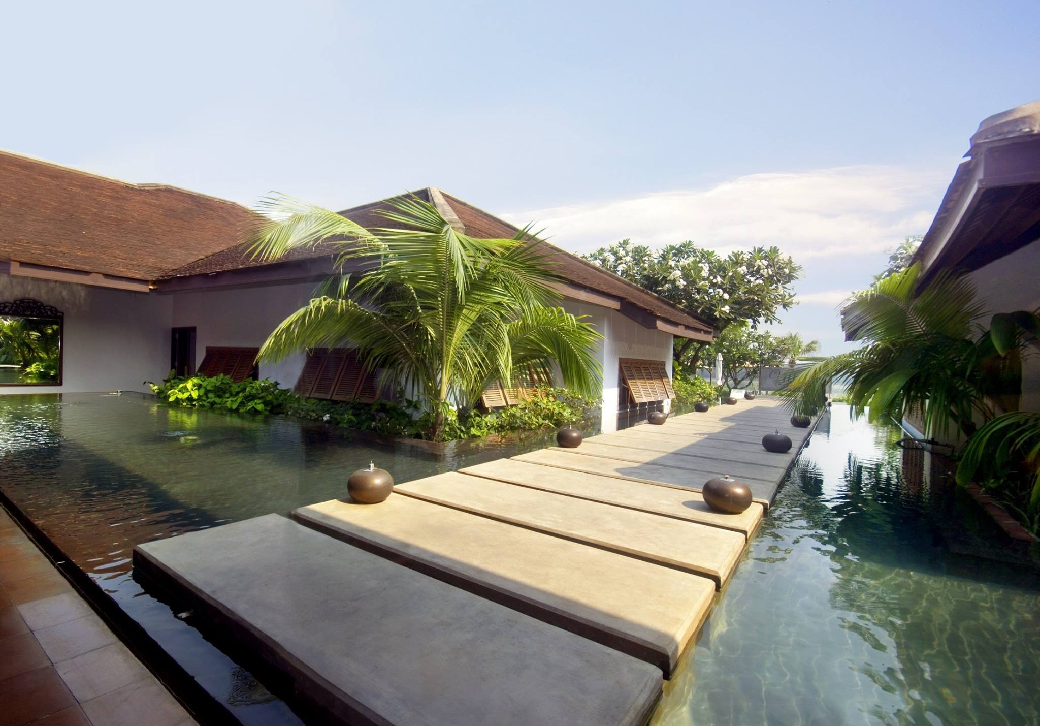 Kiến trúc cổ điển gồm các ngôi nhà, phòng nghỉ giữa vườn cây đem lại cho du khách sự thoải mái, tĩnh lặng. Khu nghỉ dưỡng có đủ mọi tiện ích sang trọng như nhà hàng, phòng tập, quán cà phê, khu mua sắm để phục vụ du khách.