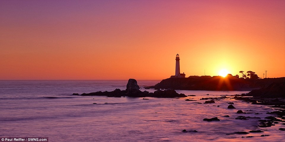 Hoàng hôn ở Pigeon Point, California, Mỹ: Thường chìm trong màn sương, hải đăng được chuyển thành nhà nghỉ này nằm ở bờ Tây California. Ánh sáng vàng cam của bầu trời hòa với màu xanh tím của biển tạo ra vẻ lãng mạn cho khung cảnh. Reiffer đã ở khách sạn này tới 6 lần để chụp được bức ảnh ưng ý.