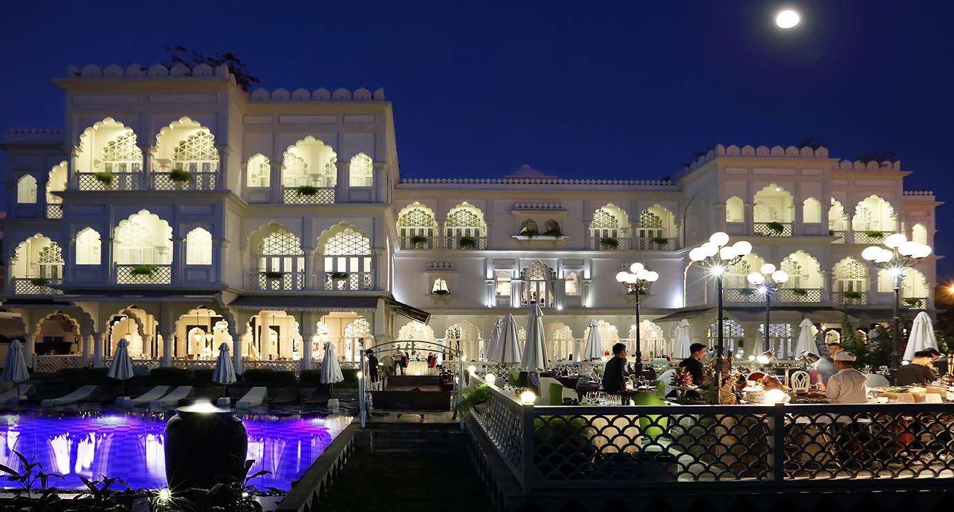 Khu nghỉ dưỡng TajmaSago: Nằm tại trung tâm Phú Mỹ Hưng, TajmaSago là khu nghỉ dưỡng cao cấp với thiết kế mô phỏng lăng Taj Mahal nổi tiếng của Ấn Độ, được nhiều doanh nhân và du khách quốc tế lựa chọn khi tới TP HCM.