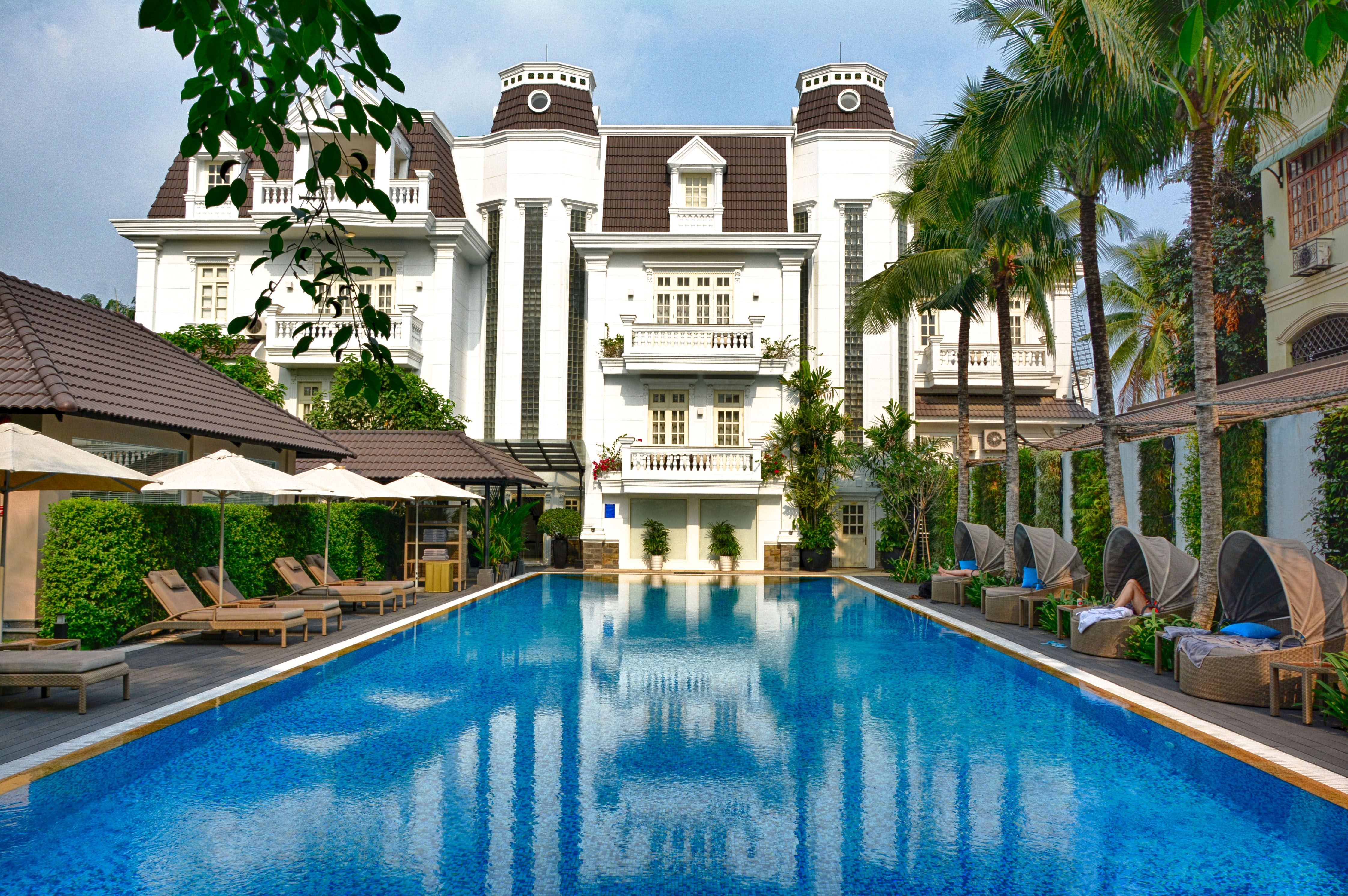 Điểm đặc biệt của nơi này là bể bơi nước mặn dài tới 30 m, cho du khách trải nghiệm những phút giây bơi lội thư giãn, thoải mái. 