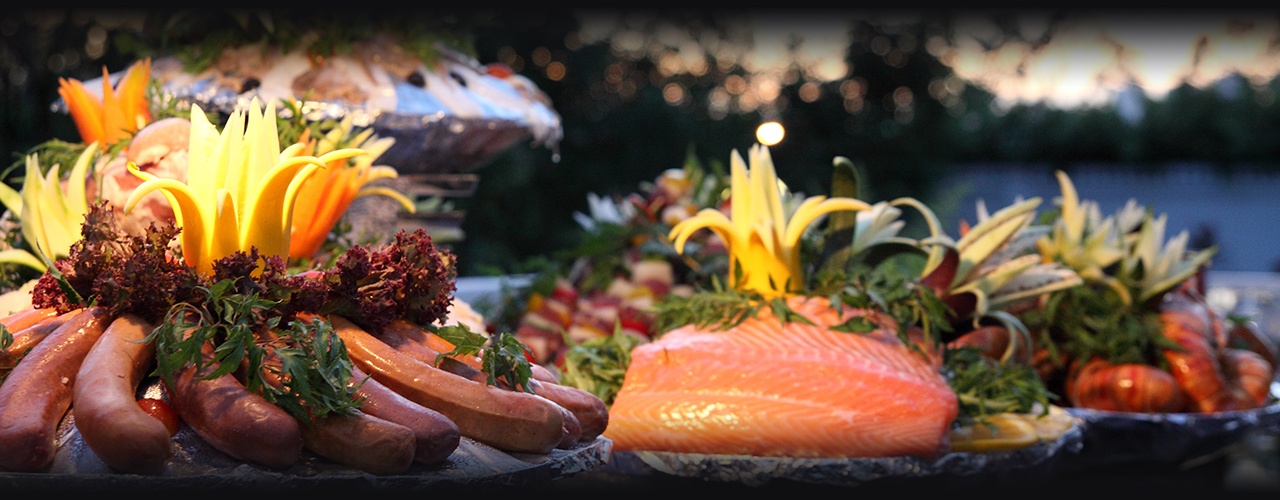 Nhà hàng trong khuôn viên resort phục vụ những món ăn hấp dẫn, được chế biến theo phong cách mới lạ, kết hợp giữa phương Đông và phương Tây.