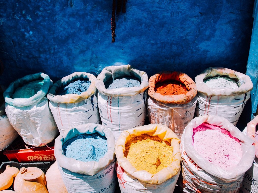 Các bao màu henna rực rỡ được bày bán dọc phố. Đây là loại màu dùng để vẽ trang trí trên chân tay trong các lễ cưới và nhiều dịp ăn mừng khác.