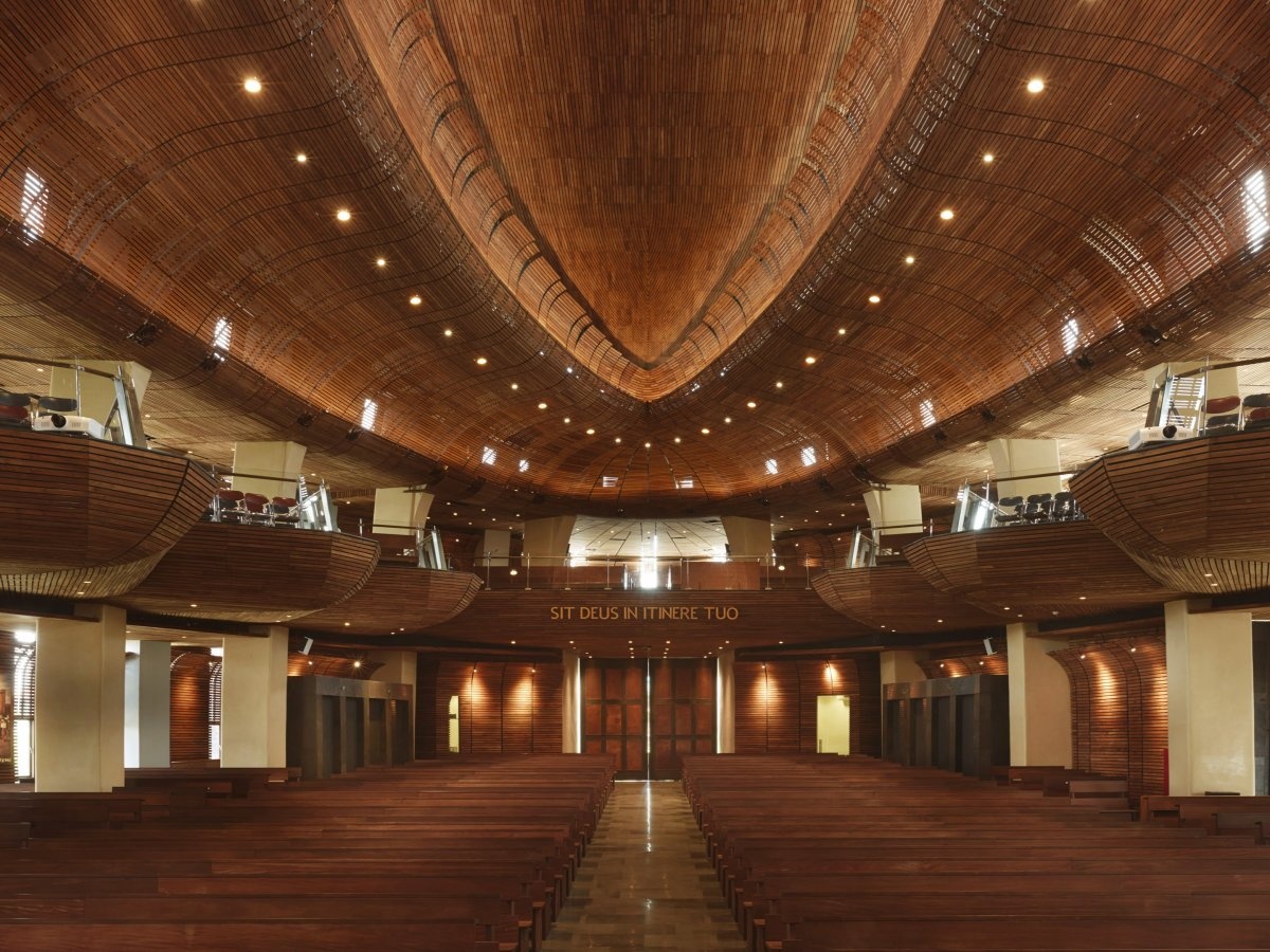 Stella Maris của công ty Denton Corker Marshall Jakarta - PT Duta Cermat Mandiri (Jakarta, Indonesia): Nhà thờ này có nội thất được thiết kế theo phong cách cổ điển, tạo không khí ấm áp, trang nghiệm, với hệ thống âm thanh ánh sáng hiện đại trợ giúp cho các sự kiện tôn giáo.