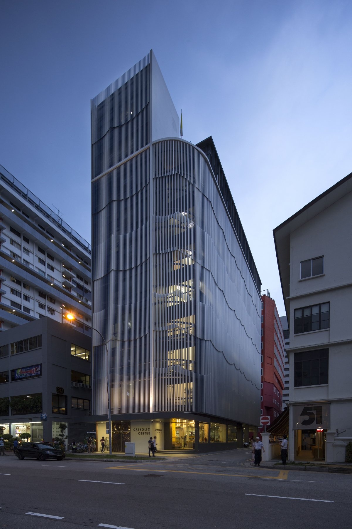 Trung tâm Công giáo thành phố của công ty Eco-id Architects (Singapore): Phía ngoài tòa nhà có khung nhôm mô phỏng hình ảnh đàn đại phong cầm và một cây thập tự khổng lồ ở mặt tiền. Đây là trung tâm Công giáo được thiết kế theo phong cách hiện đại, phù hợp với thành phố năng động như Singapore.