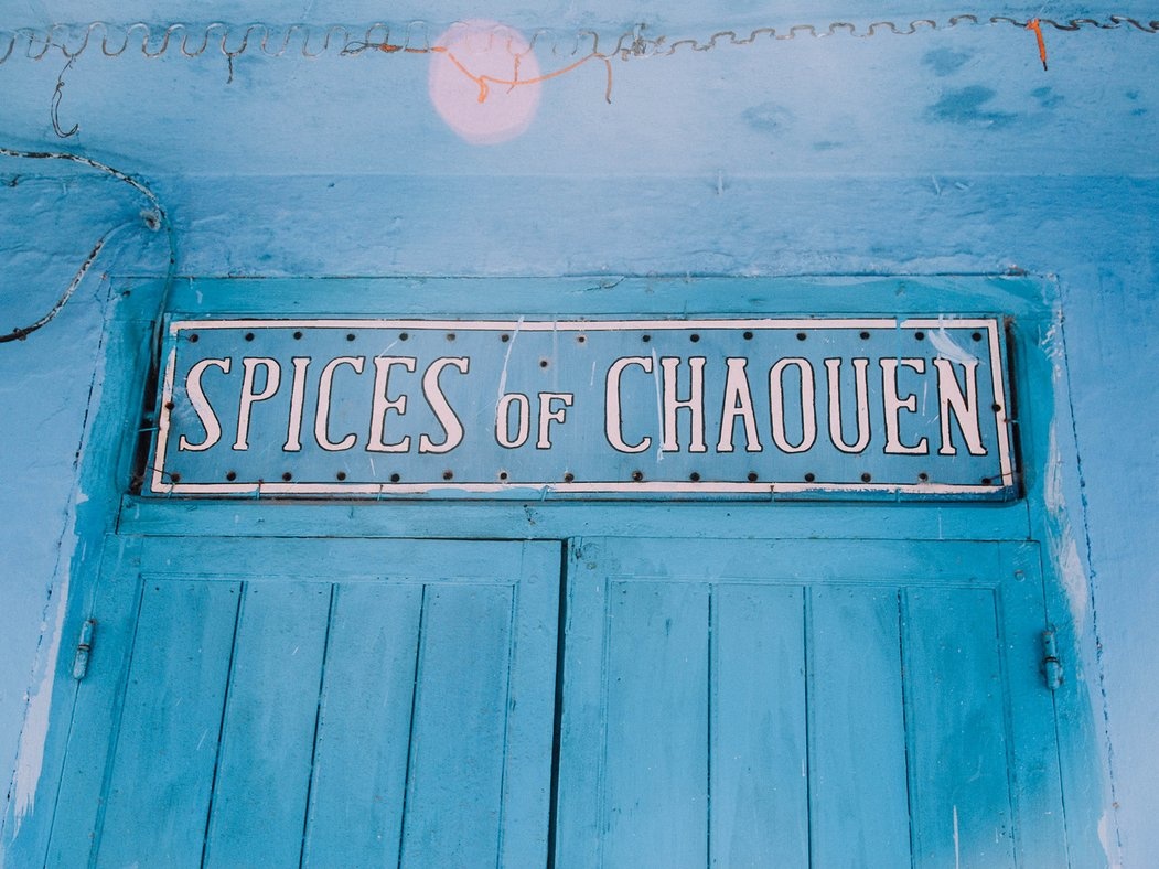 Không khí ở Chefchaouen đậm mùi gia vị, nhất là Ras el Hanout - một kiểu ngũ vị hương gồm có bạch đậu khấu, nghệ, đinh hương, ớt, thì là...