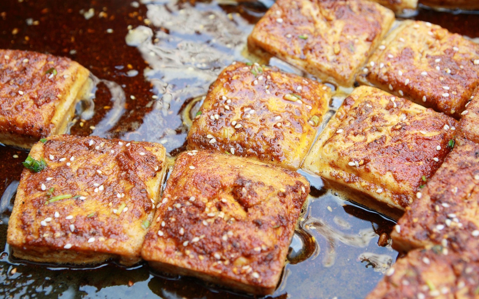 Đậu phụ thối: Đậu được để lên men, sau đó rán giòn và rưới tương ớt. Bạn có thể ngửi thấy mùi món này ở cách xa nhiều con phố. Tuy nhiên, nhiều du khách cho biết vị của những miếng đậu khá ngon, không như họ tưởng tượng.