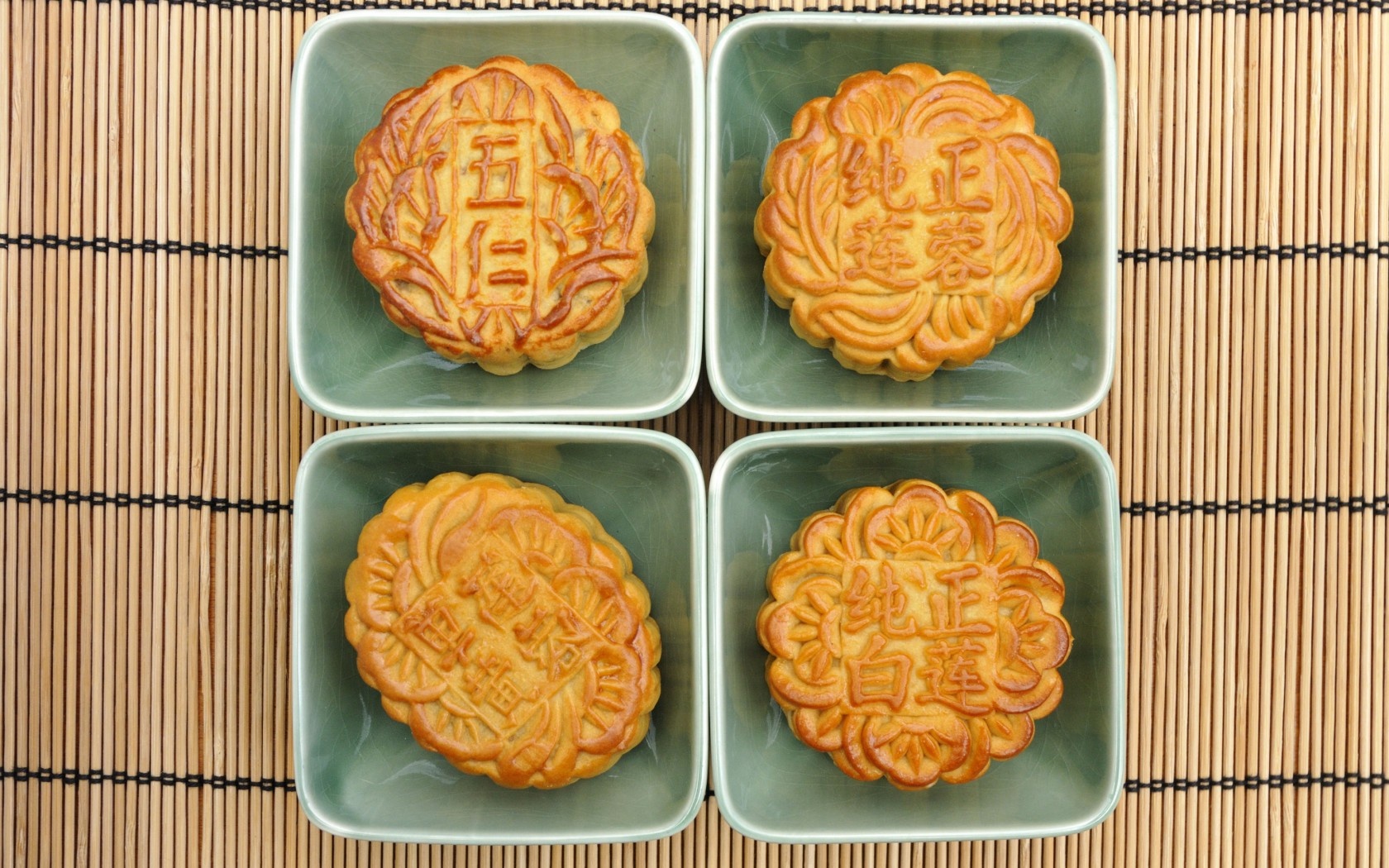 Bánh nướng: Đây là món bánh truyền thống cho lễ hội Trung Thu của Trung Quốc, thường được dùng để cúng tế hoặc làm quà tặng cho người thân, bạn bè và đối tác. Bánh có lớp vỏ bột được in khuôn theo các mẫu hoa văn tinh tế, phần nhân có đủ loại phong phú, từ đậu xanh, đậu đỏ, trứng muối, thịt nướng, tới dâu, mè đen...