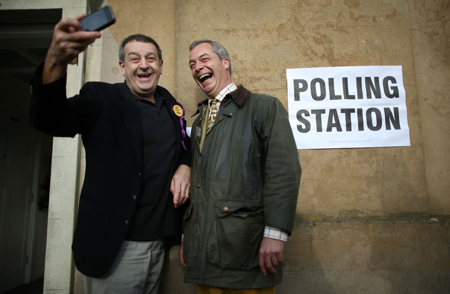 Buồng bỏ phiếu, Anh: Nhiều quốc gia đã cấm việc chụp ảnh trong buồng bỏ phiếu. Tại Anh, bất cứ ai đăng ảnh bản thân và lá phiếu của họ sẽ phải chịu 6 tháng tù giam hoặc nộp phạt 5000 euro. Ảnh: Independent.