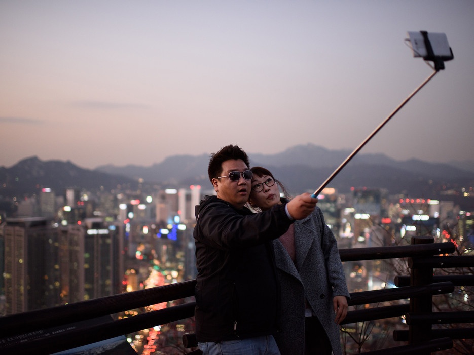 Hàn Quốc: Tại quốc gia này, việc sử dụng gậy selfie chưa qua kiểm định là phạm luật. Thiết bị này sử dụng Bluetooth để kết nối với điện thoại, do đó có khả năng tiếp cận thông tin cá nhân, ảnh hưởng tới các thiết bị gần đó, như điện thoại hay máy móc bệnh viện. Người bán gậy selfie chưa qua kiểm định sẽ phải đối mặt với 3 năm tù giam và khoản tiền phạt lên tới <abbr class=