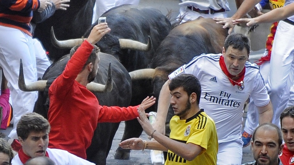 Pamplona, Tây Ban Nha: Chính phủ Tây Ban Nha không muốn du khách liều lĩnh nào bị bò húc hay dẫm chết khi cố chụp ảnh selfie. Do đó, chính quyền Pamplona đã ban lệnh cấm chụp ảnh tự sướng khi tham gia lễ hội chạy đua với bò tót. Lễ hội mỗi năm thu hút hàng nghìn du khách nước ngoài tham dự. Luật quy định bất cứ ai chụp ảnh hay quay film trong sự kiện này sẽ phải nộp phạt. Năm 2014, một du khách người Anh chụp selfie mình đang chạy, ngay sát phía sau là con bò. Bức ảnh lan truyền trên mạng khiến chính phủ Tây Ban Nha đã tiến hành lệnh tìm kiếm quốc tế, cuối cùng phạt vị khách này <abbr class=