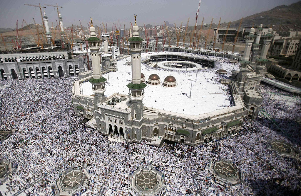 Mecca, Ả Rập Saudi: Mỗi năm, cả triệu tín đồ và du khách đổ về thánh địa Mecca. Được phép sử dụng điện thoại vì lý do an toàn, nhưng các tín đồ và du khách được yêu cầu không chụp ảnh tự sướng trong lễ Hajj, do đây là trào lưu phổ biến của giới trẻ. Zahra Mohammad, một giáo viên nghiên cứu đạo Hồi, cho biết việc chụp selfie không chỉ gây mất tập trung mà còn làm mất đi sự trang nghiệm ở thánh địa này. Ảnh: Telegraph.