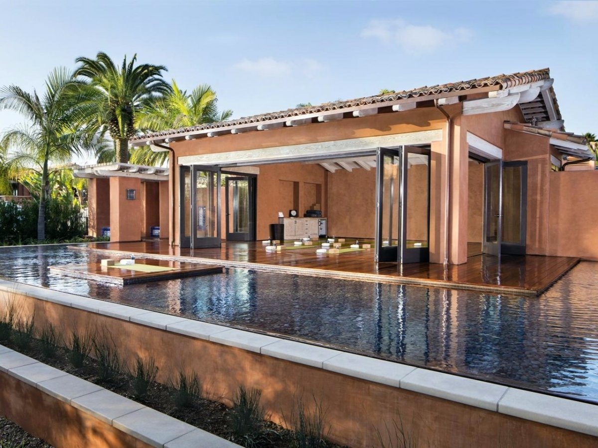 Ẩn mình giữa những dãy núi của Rancho Sante Fe, California, Rancho Valencia là một khu nghỉ dưỡng hạng sang với nét quyến rũ của vùng Nam California, Mỹ. Spa của khu nghỉ dưỡng này được thiết kế để “xoa dịu tinh thần, trẻ hóa cơ thể và làm giàu tâm trí” qua yoga, thể dục thẩm mĩ, nước quả và các liệu pháp sử dụng hoa quả trồng trong vườn.