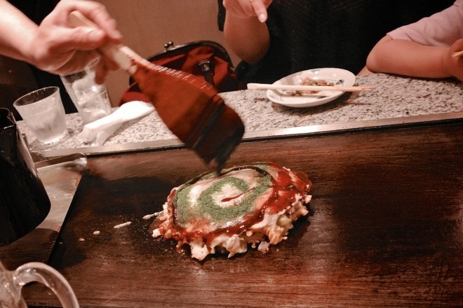 Okonomiyaki (Bánh xèo): Bột đặc được trộn cùng bắp cải thái nhỏ và bất cứ loại nhân nào bạn thích, như thịt muối, hải sản, phô mai... Sau khi bánh chín, bạn có thể cho lên trên sốt okonomi, mayonnaise, rong biển và cá bào. 