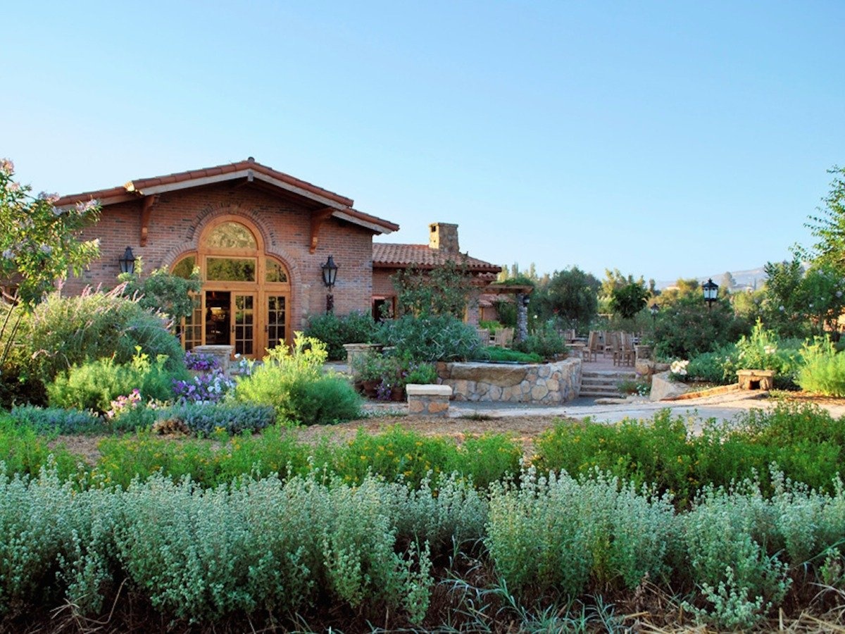 Được Travel + Leisure bầu chọn là spa số 1 thế giới, Rancho La Puerta nằm trong thung lũng dưới chân núi Kuchumaa, thuộc thị trấn Tecate, Mexico. Nơi đây có đủ các liệu pháp từ massage, làm mặt tới đắp thuốc, cùng nhiều hoạt động dành cho du khách như đi bộ, học nấu ăn và tập thể dục.