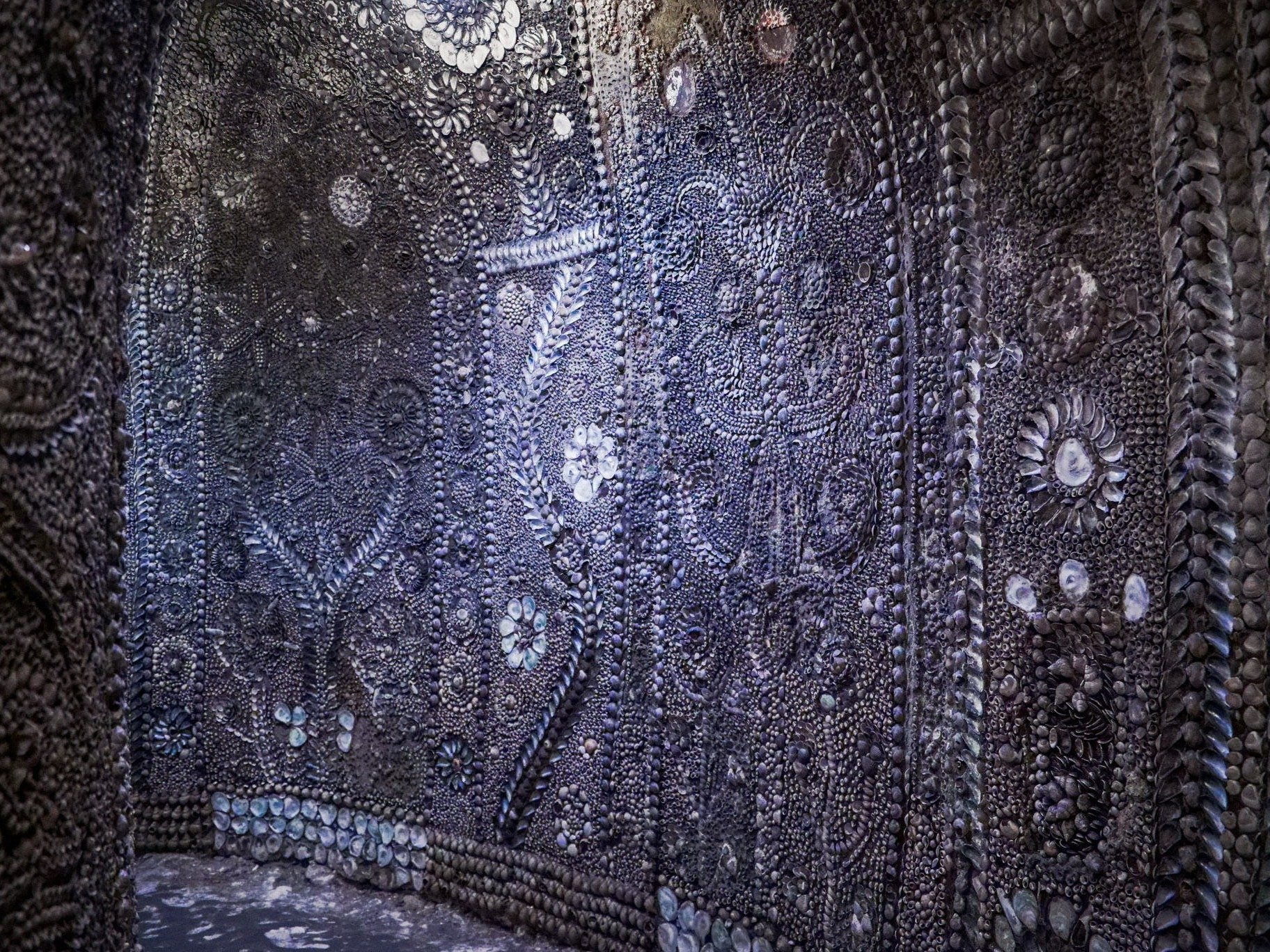 Tương truyền, năm 1835, một người đàn ông tên James Newlove đang đào đất cùng con trai thì phát hiện một hố lớn. Ông cho con trai xuống và khi trở lại mặt đất, cậu bé cho biết dưới hó có các đường hầm kéo dài.