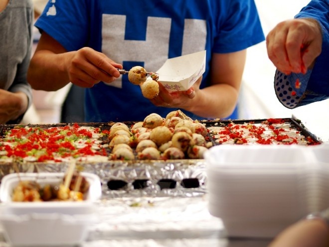 Takoyaki (Bạch tuộc viên): Bạch tuộc viên nướng được cho thêm hành tươi, gừng muối, bột tenkasu, rong biển, và các miếng bạch tuộc nhỏ. Bên trong viên thịt rất nóng, nên những người ăn lần đầu không cẩn thận dễ bị bỏng.